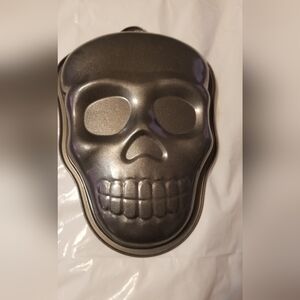 NWOT skull cake pan